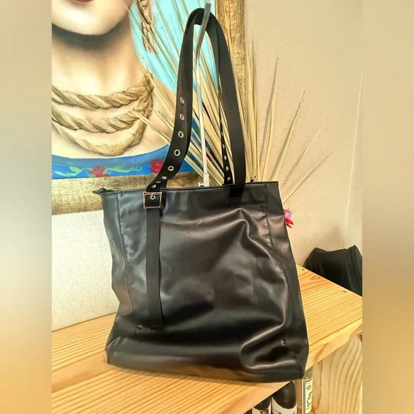 Guess limited edition tote bag with a removable pouch. - Picture 3 of 6